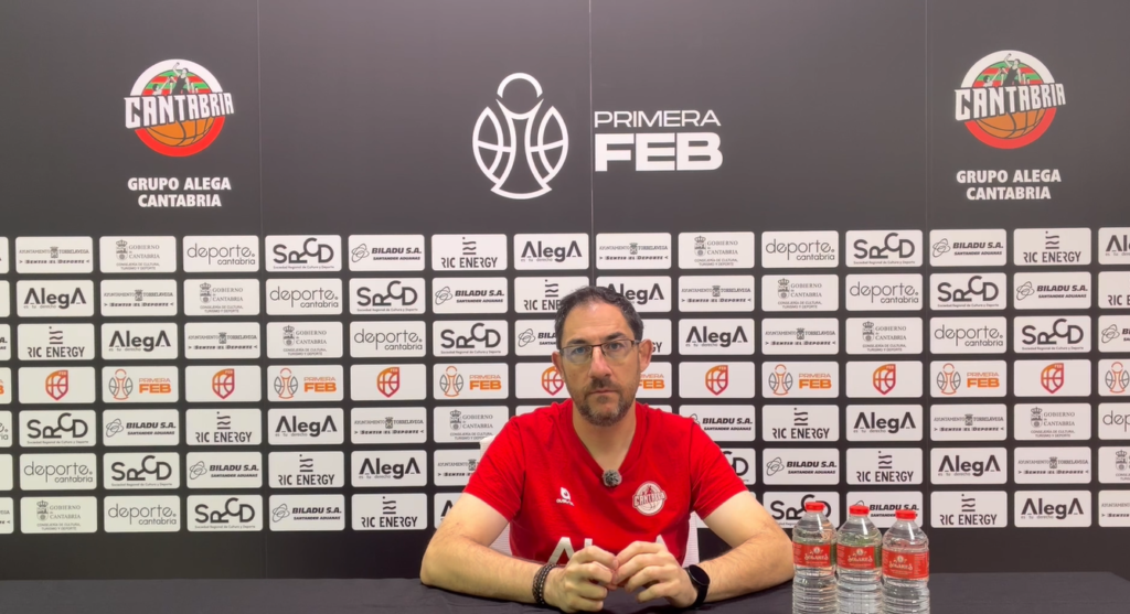 Lolo Encinas, entrenador del Grupo Alega Cantabria, durante la rueda de prensa previa al partido contra Bueno Arenas Albacete Basket de la jornada 5 de Primera FEB