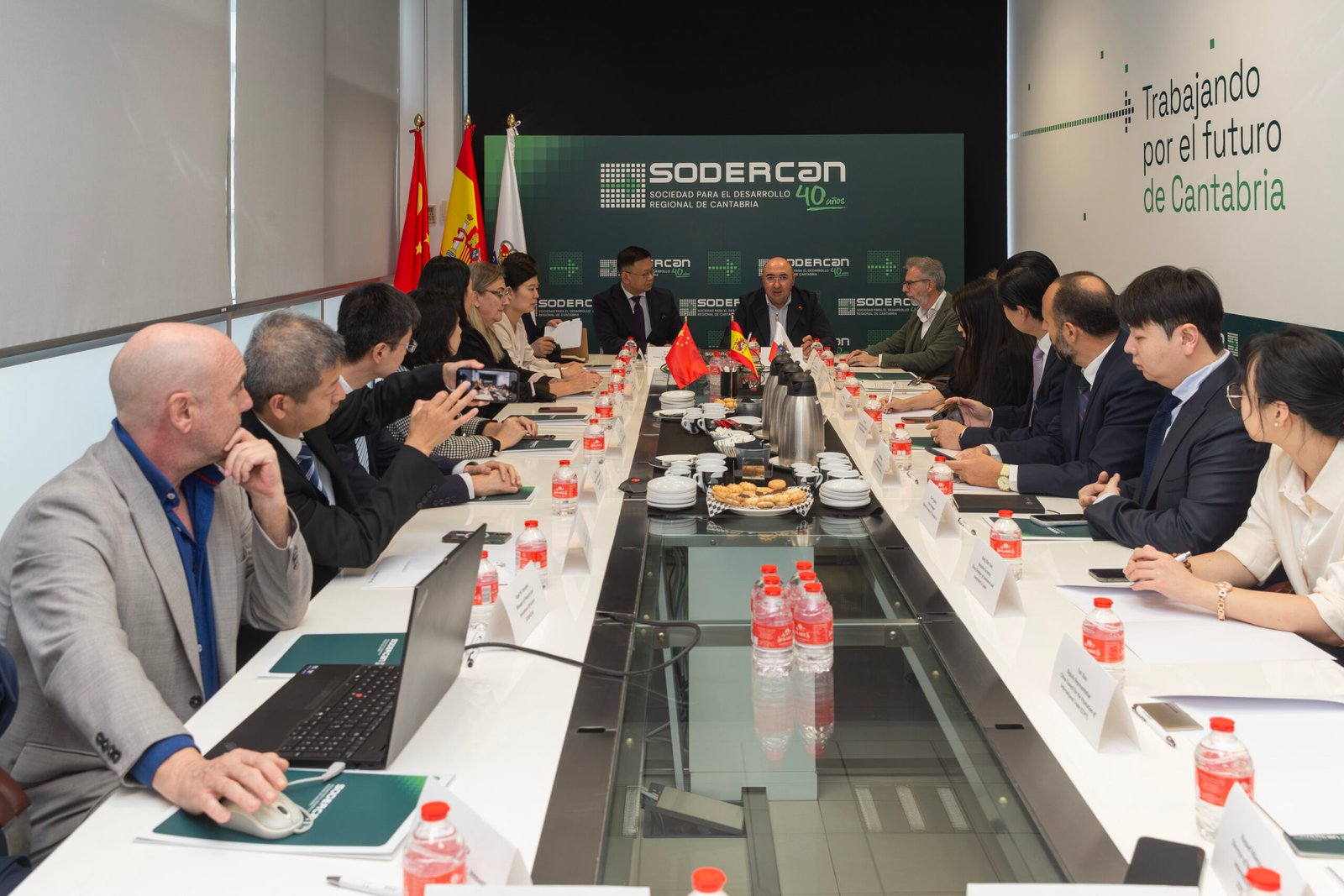Representantes institucionales y empresariales de China durante la reunión con SODERCAN para presentar el centro logístico de La Pasiega.