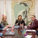 María José Sáenz de Buruaga junto a los consejeros del Gobierno de Cantabria durante una reunión del Consejo de Gobierno.
