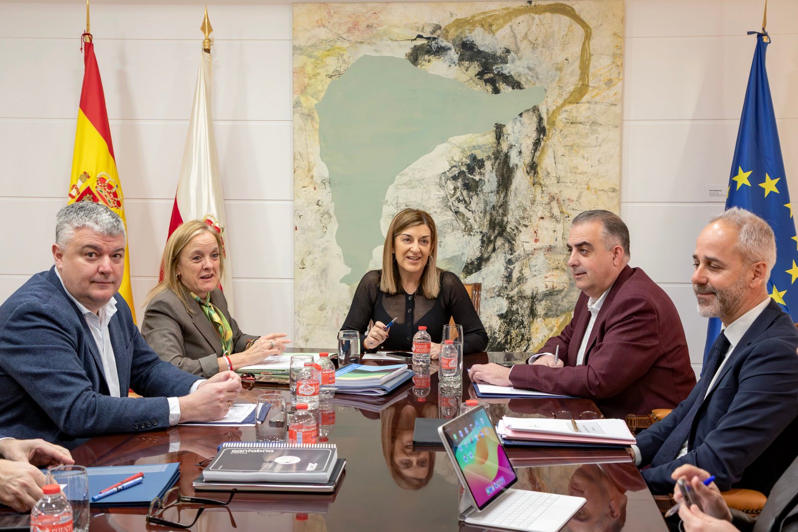 María José Sáenz de Buruaga junto a los consejeros del Gobierno de Cantabria durante una reunión del Consejo de Gobierno.