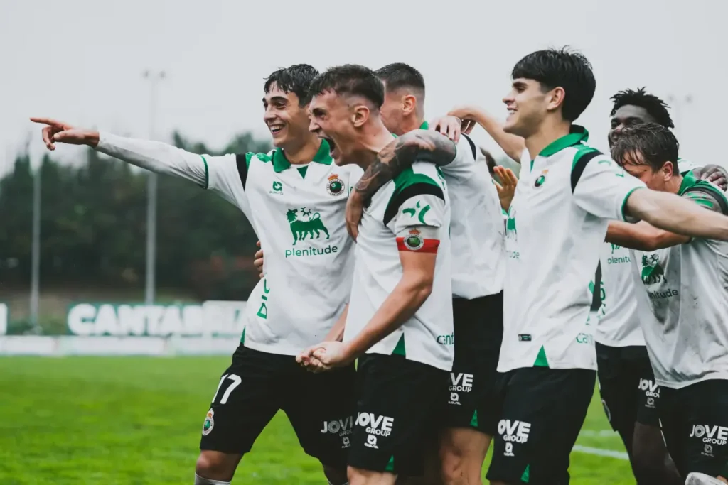 Jugadores del Rayo Cantabria celebran un gol durante el partido contra el Basconia en Astillero.
