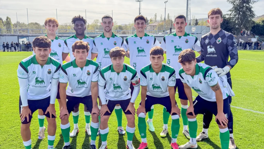 Once inicial del Rayo Cantabria posando antes del partido ante el Alavés B en Vitoria.