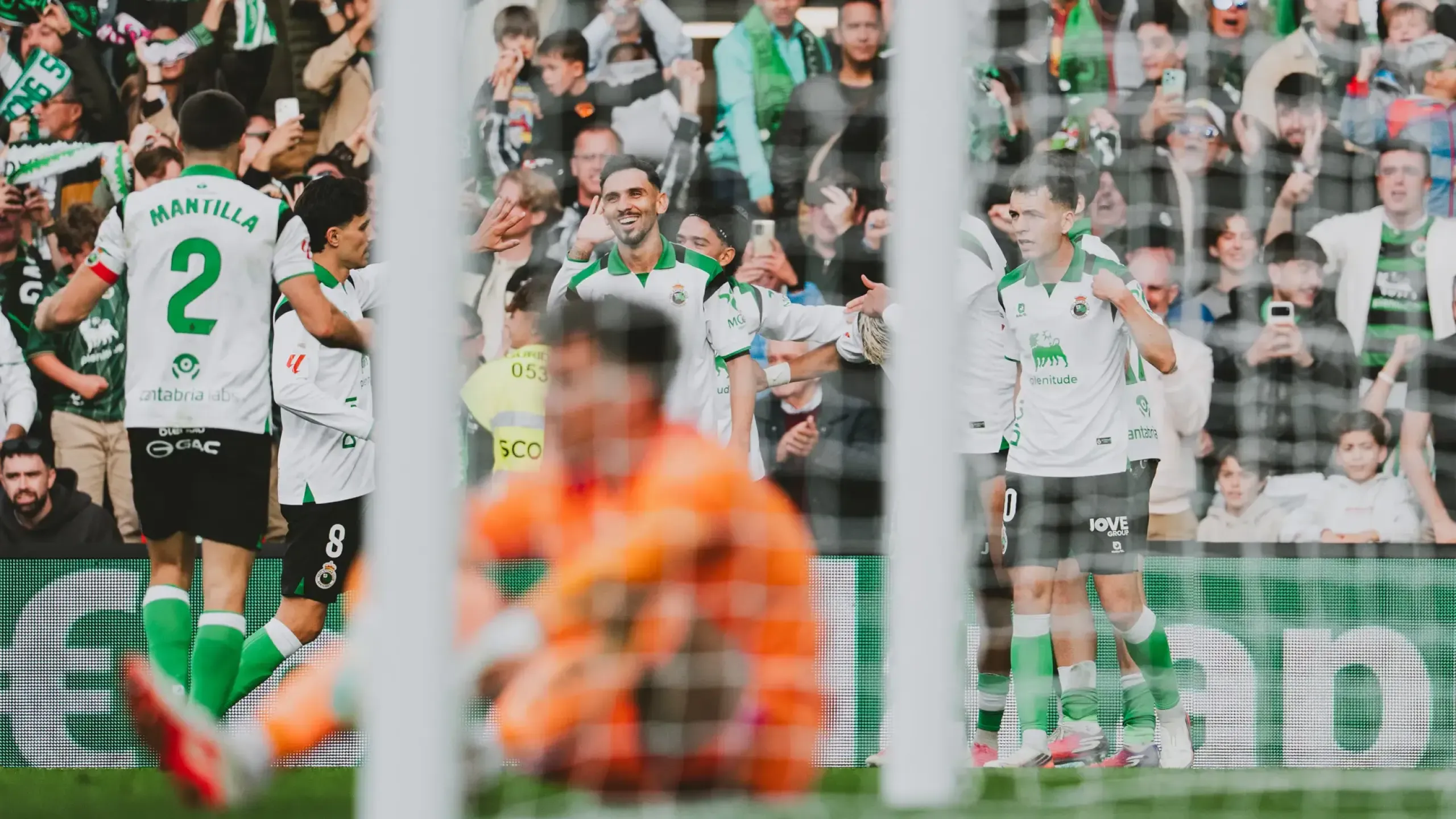 Jugadores del Racing de Santander celebran el gol que puso el 1-2 en el marcador