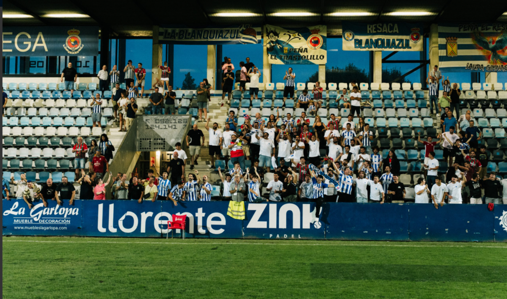Afición de la Gimnástica de Torrelavega en El Malecón