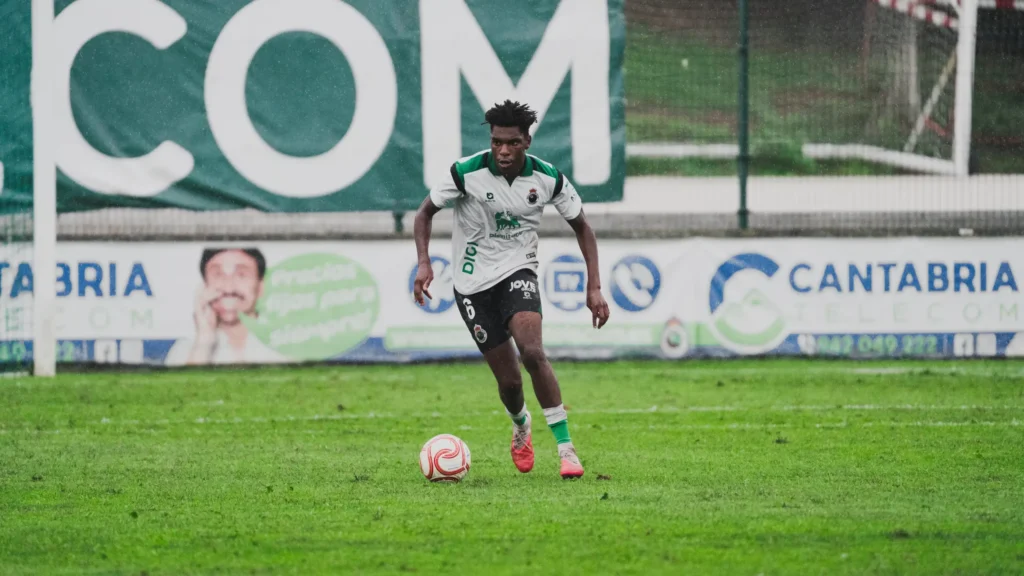 Junior Bita conduce el balón durante el partido del Rayo Cantabria ante el Eibar B