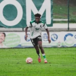 Junior Bita conduce el balón durante el partido del Rayo Cantabria ante el Eibar B