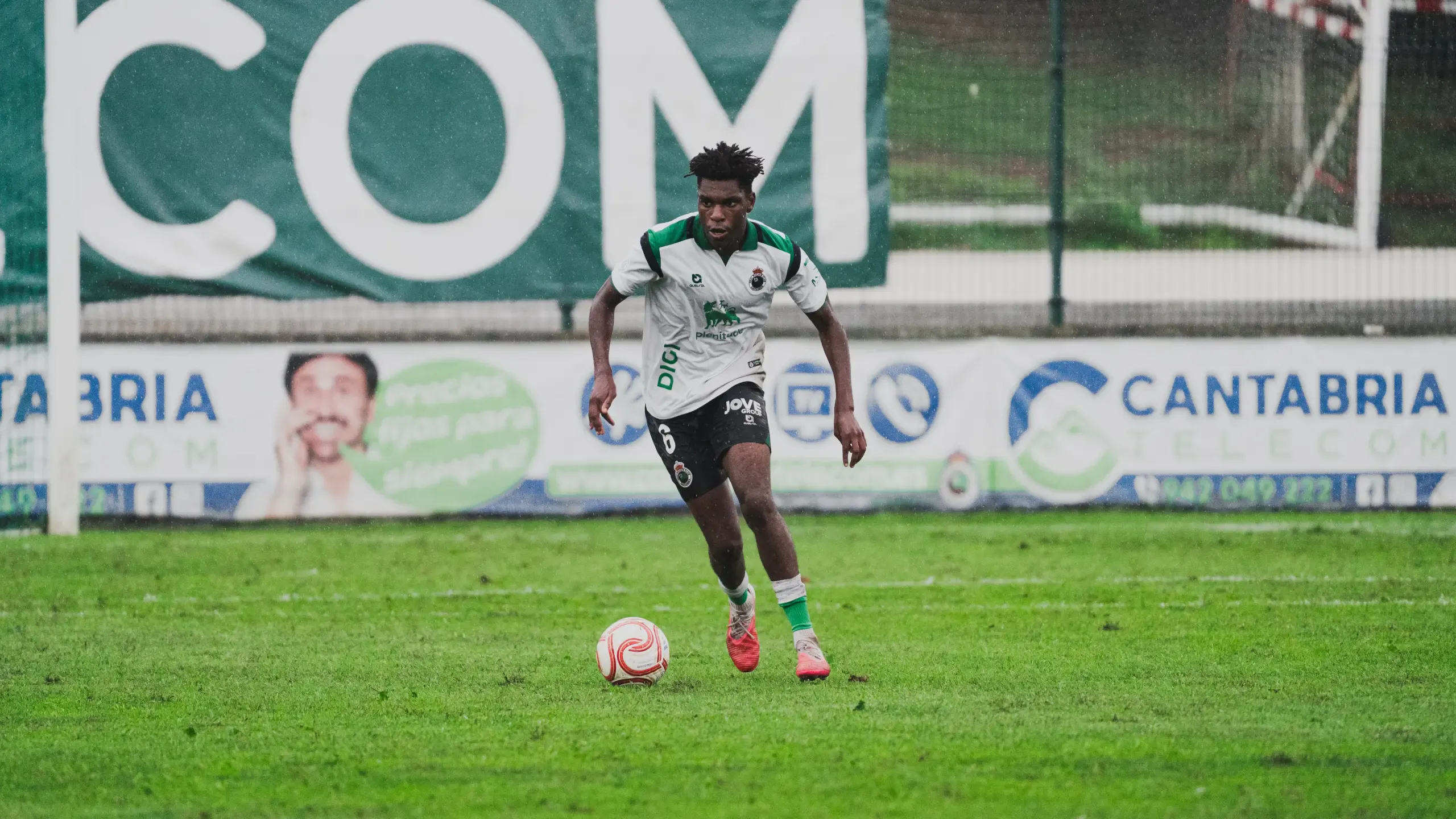 Junior Bita conduce el balón durante el partido del Rayo Cantabria ante el Eibar B