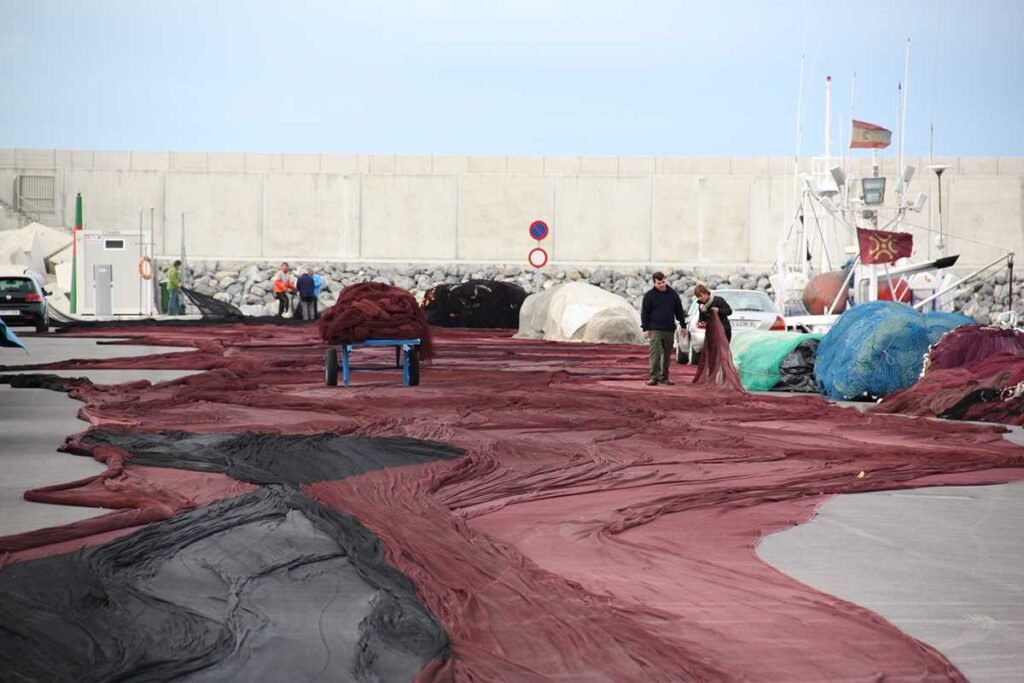 Pescadores de Laredo extienden las redes en el puerto