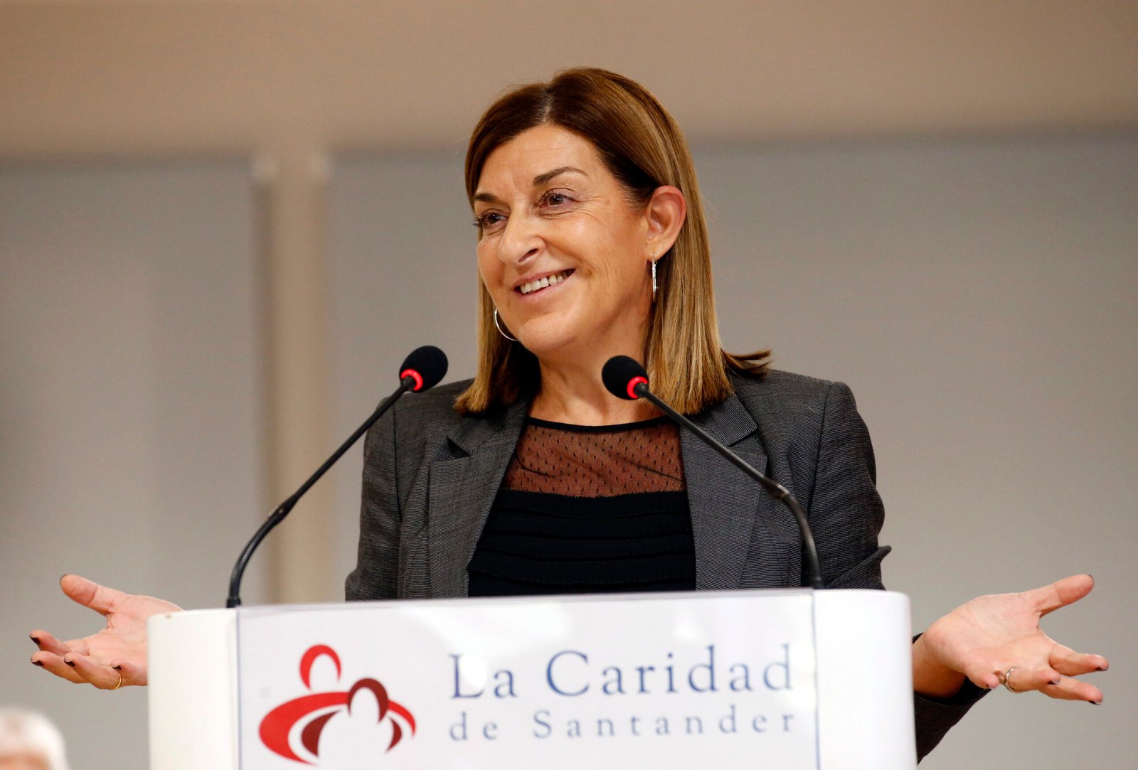 La presidenta de Cantabria, María José Sáenz de Buruaga, durante la rueda de prensa en la que anunció la reducción de los copagos de dependencia y el aumento de las ayudas para cuidados familiares en 2027.